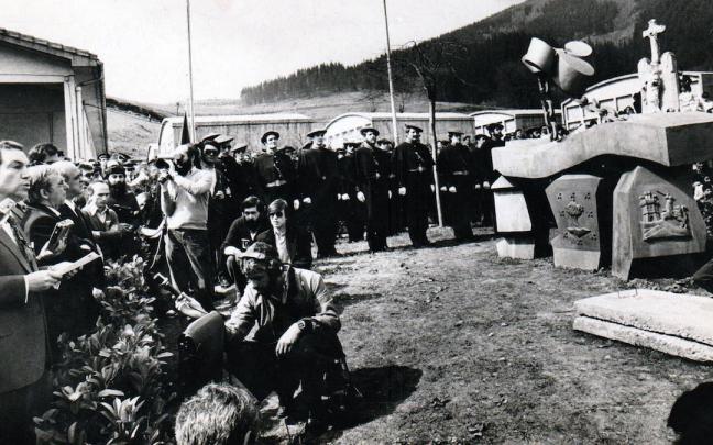 Garaikoetxea, leyendo el discurso, en la inauguración del mausoleo de Iparragirre.