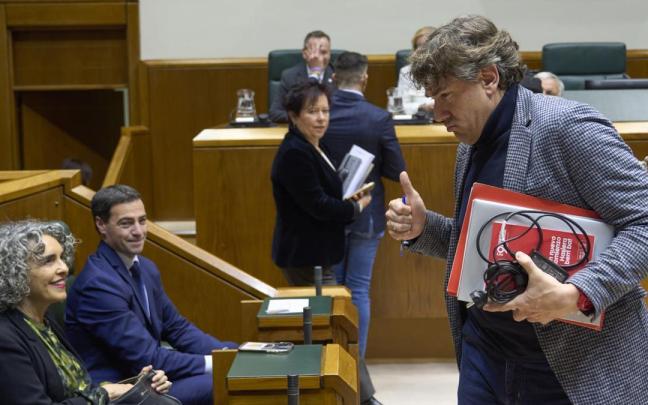 El secretario general del PSE, Eneko Andueza, habla con la bancada del Gobierno, donde están la vicelehendakari Bengoetxea y el lehendakari Pradales / Efe El secretario general del PSE, Eneko Andueza, habla con la bancada del Gobierno, donde están la vicelehendakari Bengoetxea y el lehendakari Pradales