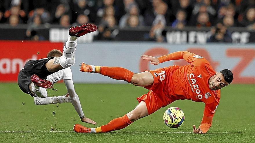 Diego Rico, en una acción del partido que disputó la última temporada en Mestalla. / EFE