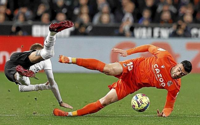 Diego Rico, en una acción del partido que disputó la última temporada en Mestalla. | FOTO: EFE