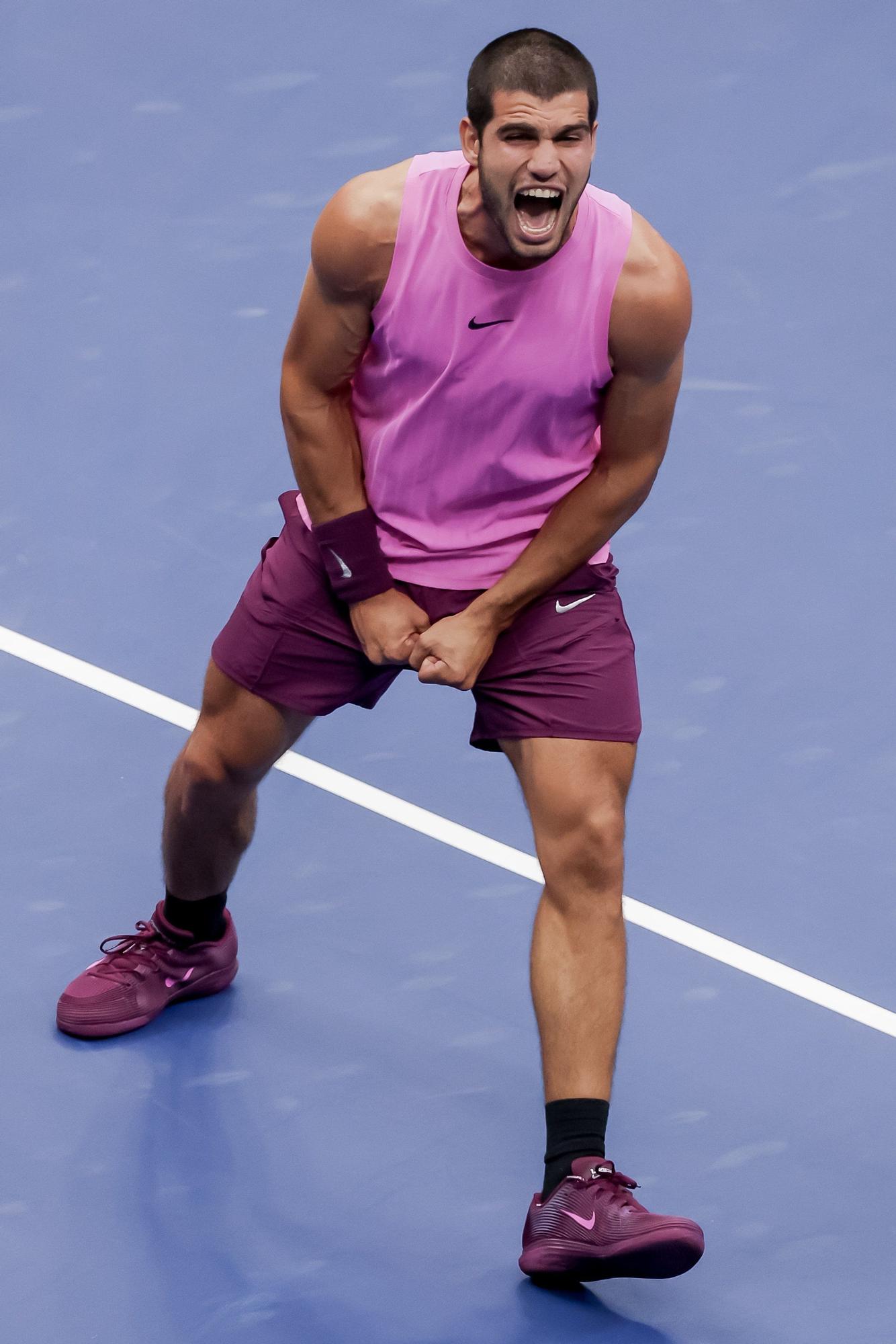 El tenista Carlos Alcaraz, instantes después del punto que le ha dado la victoria sobre Jannik Sinner en la final del US Open 2025.
