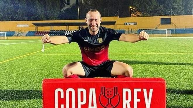 Rubén González, capitán del Buñol, posa feliz tras clasificarse en Ceuta para esta fase de la Copa. / N.G.