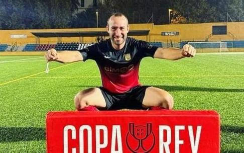 Rubén González, capitán del Buñol, posa feliz tras clasificarse en Ceuta para esta fase de la Copa. / N.G.