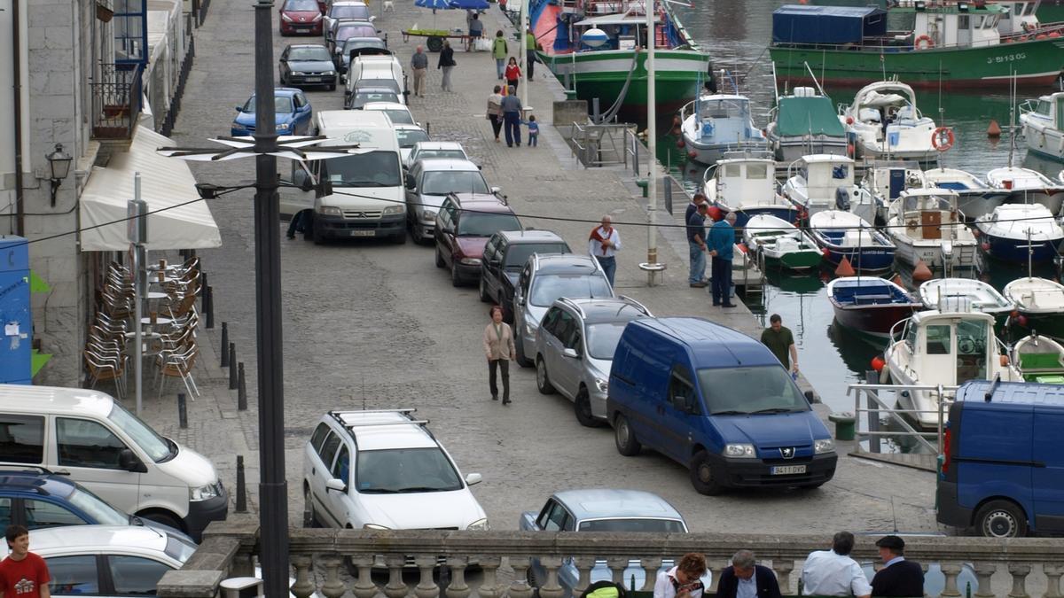 Puerto de Lekeitio repleto de coches en verano.