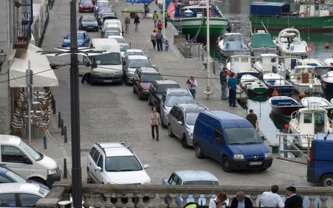 Puerto de Lekeitio repleto de coches en verano.