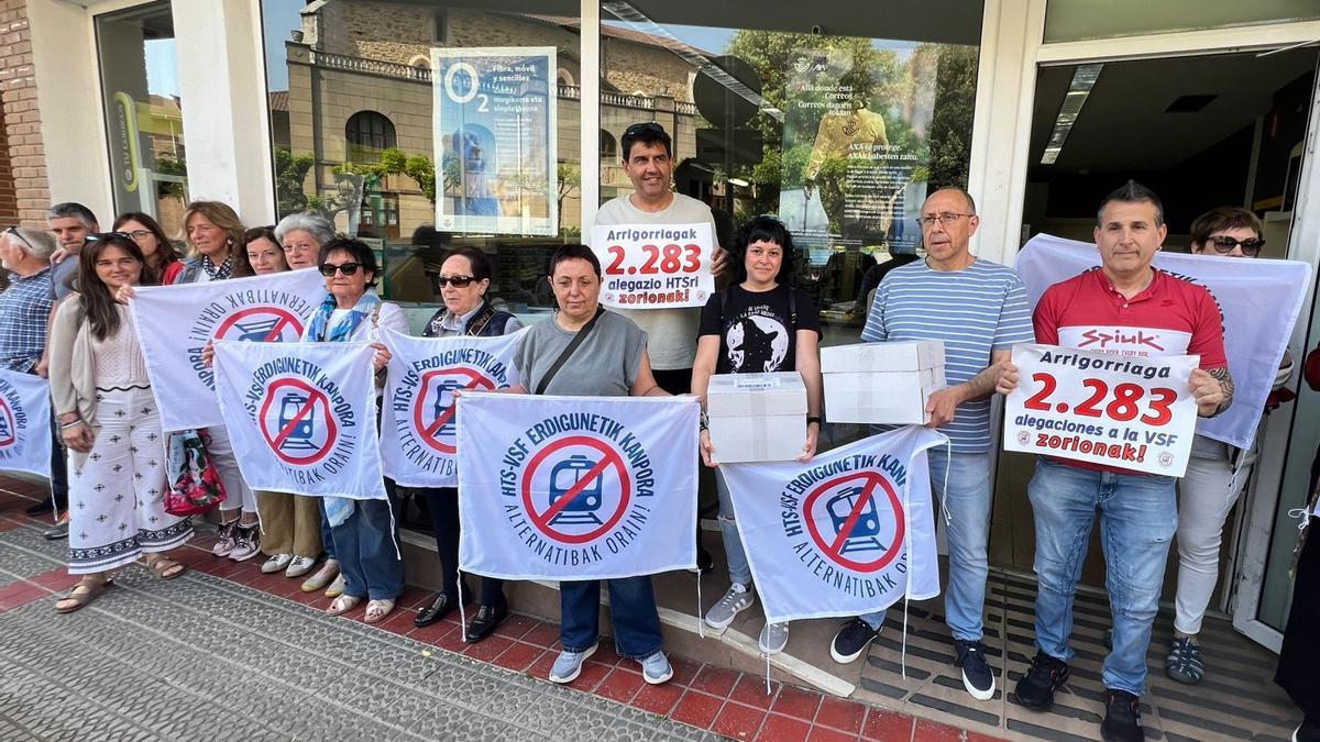 Vecinos concentrados en la Oficina de Correos antes de la entrega de las alegaciones