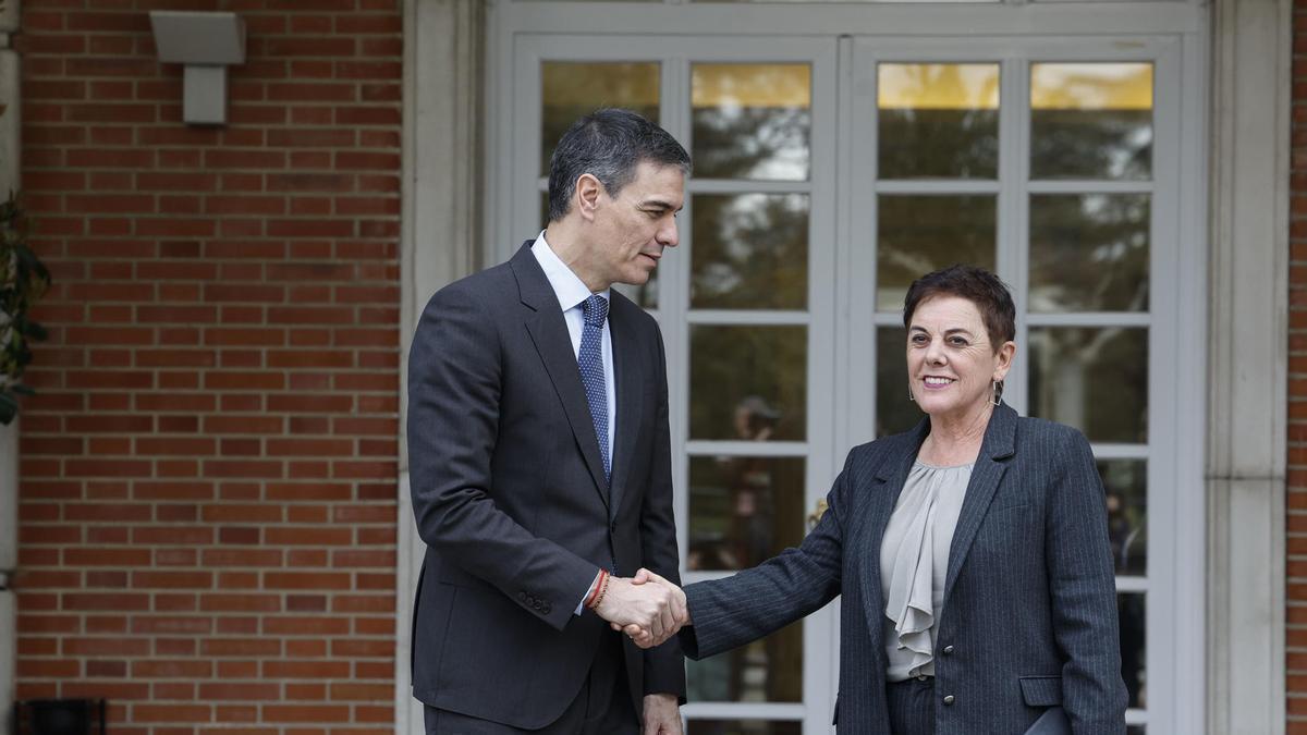 Pedro Sánchez recibe a Mertxe Aizpurua en Moncloa.