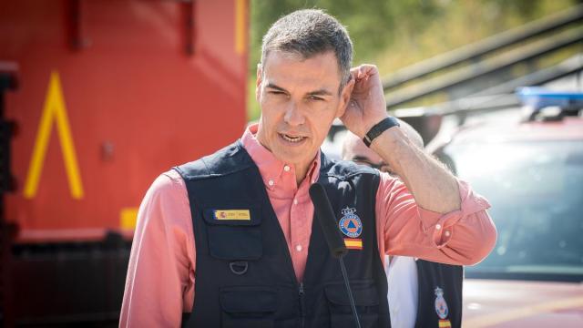 El presidente del Gobierno español, Pedro Sánchez, durante la visita este miércoles al puesto de mando en Navalcarnero