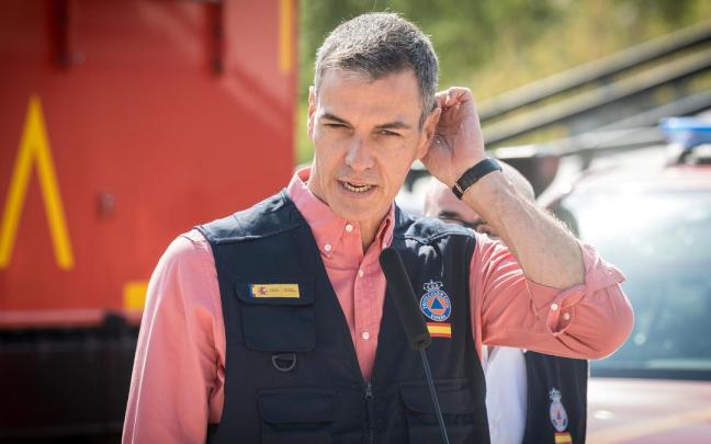 El presidente del Gobierno español, Pedro Sánchez, durante la visita este miércoles al puesto de mando en Navalcarnero