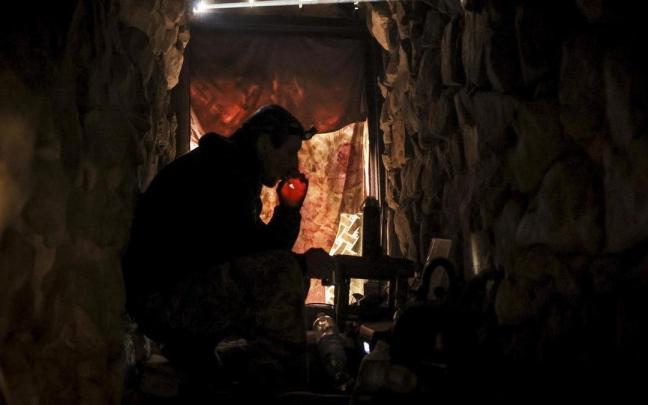 Un militar ucraniano descansa en un refugio en la región de Donetsk. / EFE Un militar ucraniano descansa en un refugio en la región de Donetsk.