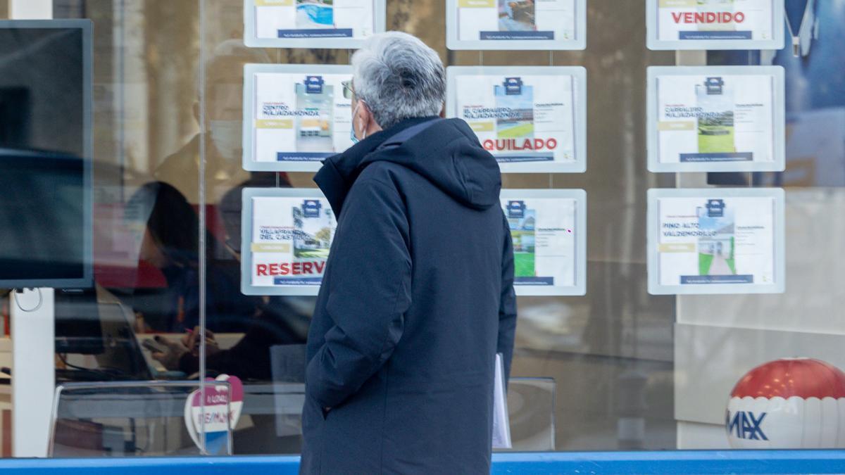 Una oficina de empresa inmobiliaria en Madrid.