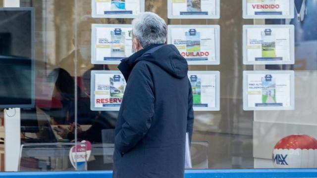 Una oficina de empresa inmobiliaria en Madrid.