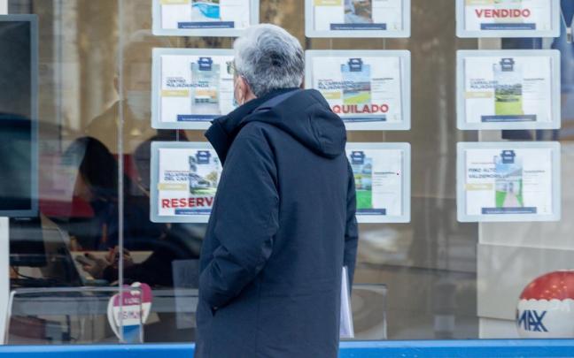 Una oficina de empresa inmobiliaria en Madrid.