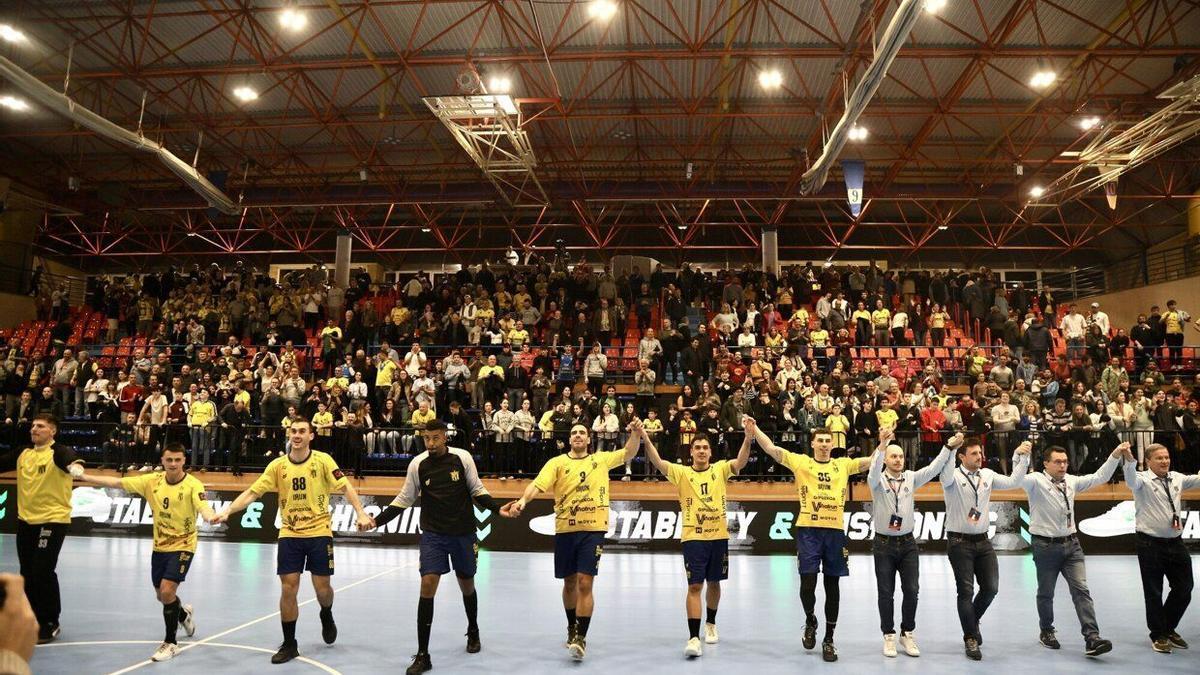 Los jugadores del Bidasoa celebran con el público el triunfo ante el Sporting.