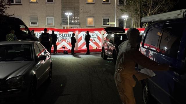 La Policía alemana en el lugar del tiroteo de Bad Nauheim, en el norte de Frankfurt. / EFE La Policía alemana en el lugar del tiroteo de Bad Nauheim, en el norte de Frankfurt.