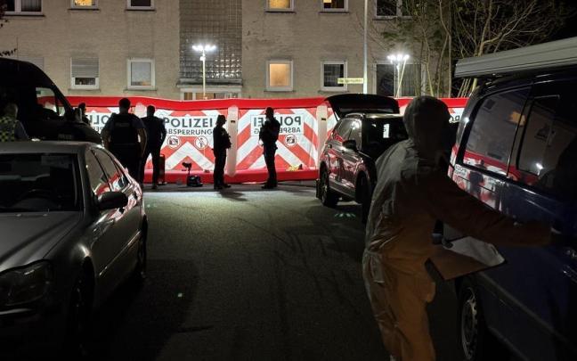 La Policía alemana en el lugar del tiroteo de Bad Nauheim, en el norte de Frankfurt. / EFE La Policía alemana en el lugar del tiroteo de Bad Nauheim, en el norte de Frankfurt.
