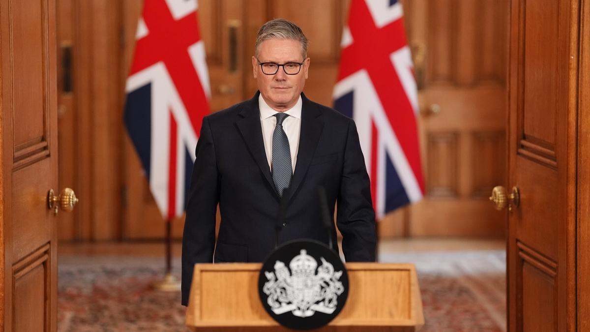 Keir Starmer llega para declarar en el número 10 de Downing Street después de que las fuerzas estadounidenses e israelíes llevaran a cabo lo que describieron como un ataque preventivo contra Irán el sábado por la mañana.