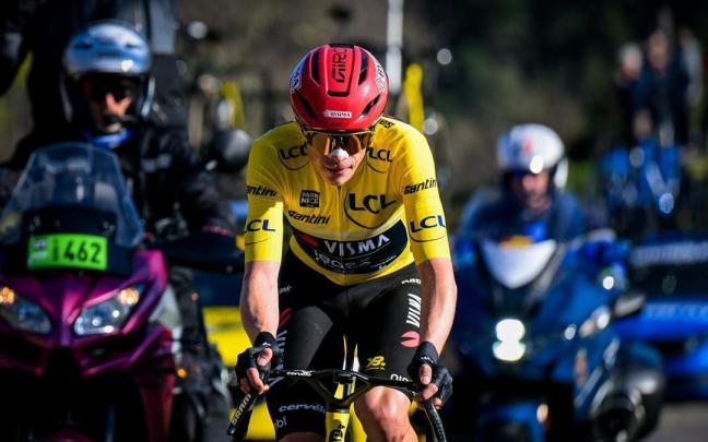 Jonas Vingegaard rueda en solitario hacia la victoria.