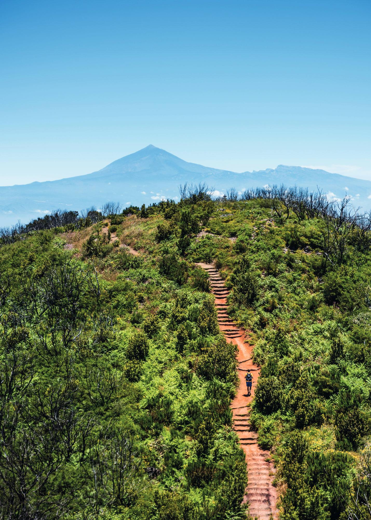 Senderismo en La Gomera con el Teide al fondo.
