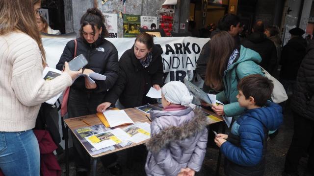 Mesa informativa y de recogida de firmas instaladas por Eibarko Mendiak Bizirik en Untzaga durante la feria de San Andrés.