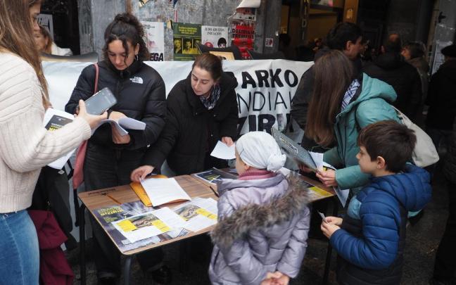 Mesa informativa y de recogida de firmas instaladas por Eibarko Mendiak Bizirik en Untzaga durante la feria de San Andrés.