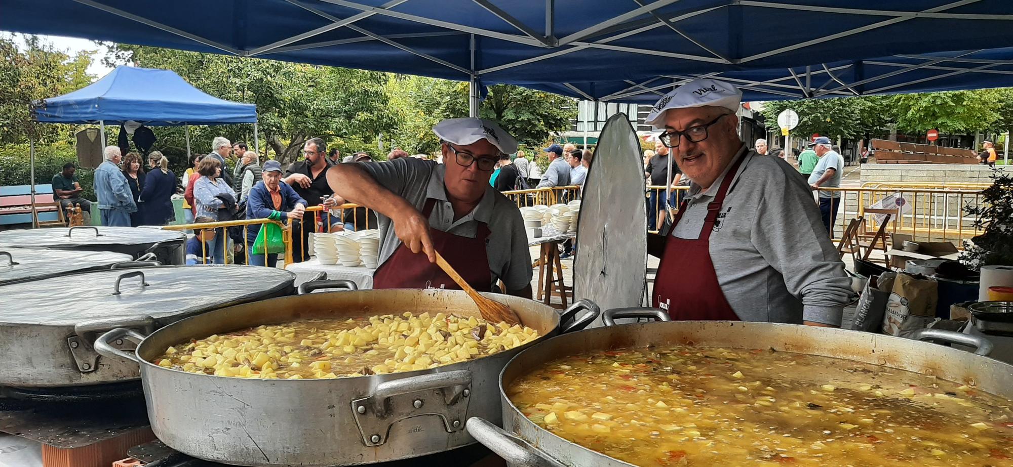 Los de Boilur preparando el guiso de oveja