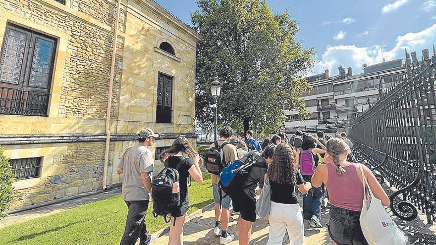 Los jóvenes visitaron la Casa dde Juntas de Bizkaia