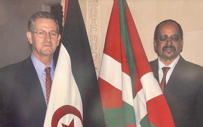 Txomin Aurrekoetxea con Mohamed Abdelaziz, presidente de la RASD desde 1976 hasta su muerte en 2016 / NTM Txomin Aurrekoetxea con Mohamed Abdelaziz, presidente de la RASD desde 1976 hasta su muerte en 2016