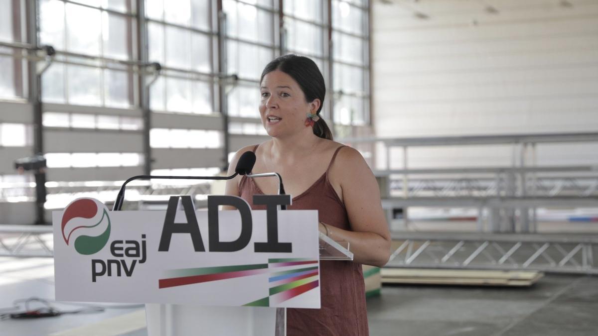 La secretaria del EBB, Maitane Ipiñazar, presenta el mitin del domingo en Durango.