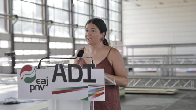 La secretaria del EBB, Maitane Ipiñazar, presenta el mitin del domingo en Durango.