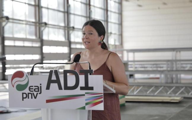 La secretaria del EBB, Maitane Ipiñazar, presenta el mitin del domingo en Durango.