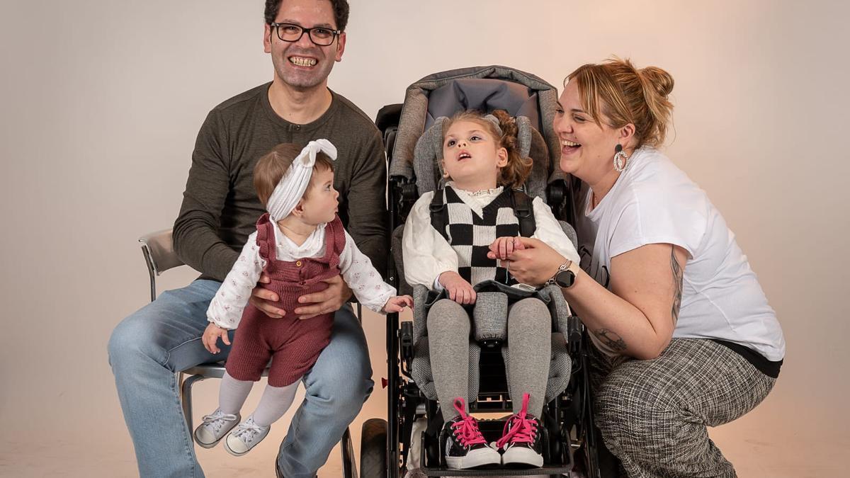 Mara en una foto de familia, junto a su ama Susana, Diego su aita, y Lucía su hermana.