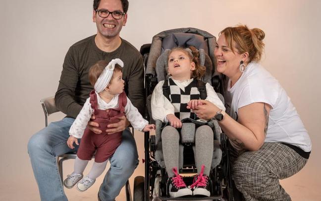 Mara en una foto de familia, junto a su ama Susana, Diego su aita, y Lucía su hermana.