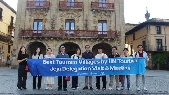 La delegación de Corea del Sur que ha visitado Oñati antes de disfrutar de los recursos turísticos de la villa.