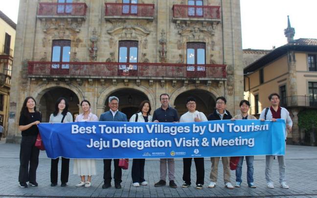 La delegación de Corea del Sur que ha visitado Oñati antes de disfrutar de los recursos turísticos de la villa.