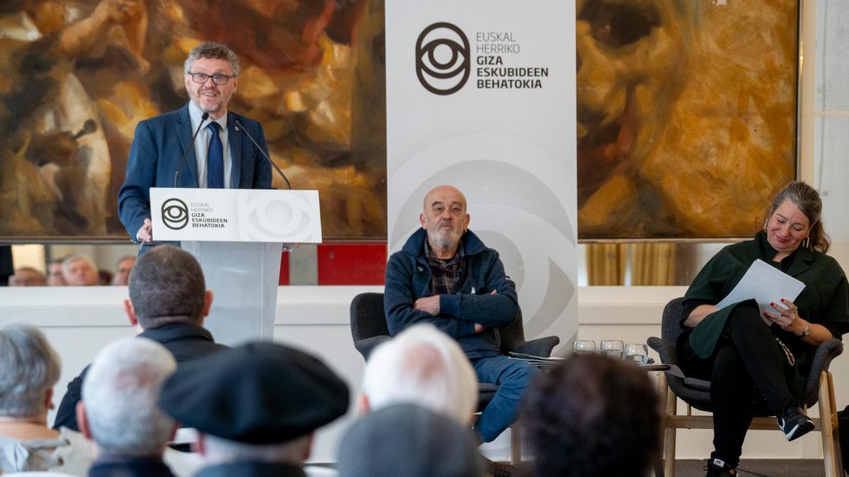 Fabián Salvioli, durante su intervención en Iruñea.