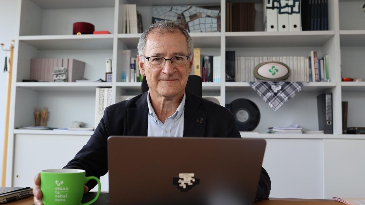 Entrevista con el rector Joxerramon Bengoetxea.