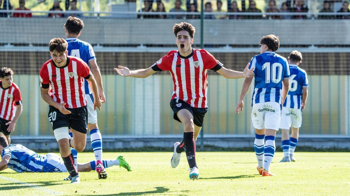 Aimar Vicandi celebra efusivamente un gol con sus compañeros en su etapa juvenil. / ATHLETIC CLUB