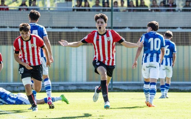 Aimar Vicandi celebra efusivamente un gol con sus compañeros en su etapa juvenil. / ATHLETIC CLUB