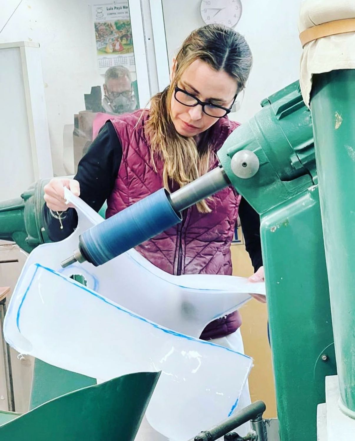 Carolina García confeccionando un corsé ortopédico.