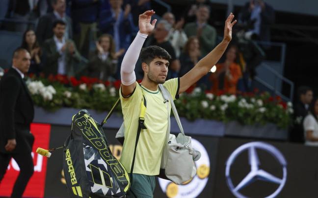 Carlos Alcaraz saluda al público de La Caja Mágica de Madrid