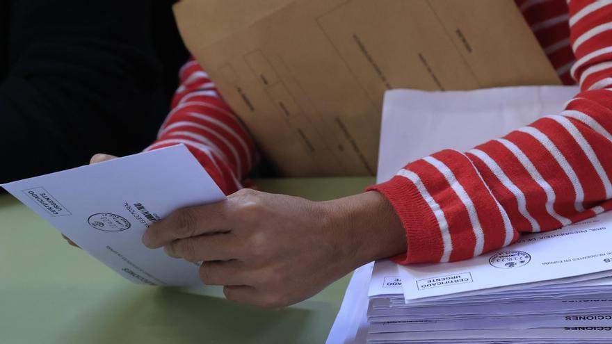 Un miembro de una mesa electoral procede al recuento de votos.