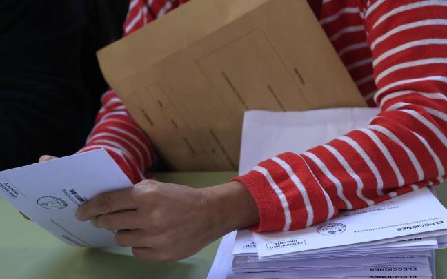 Un miembro de una mesa electoral procede al recuento de votos. Un miembro de una mesa electoral procede al recuento de votos.