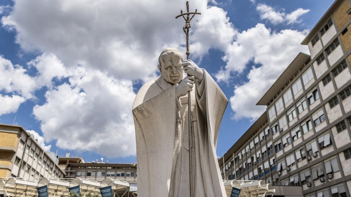 Una estatua del Papa Juan Pablo II frente al hospital Gemelli, donde se encuentra ingresado el Papa Francisco.