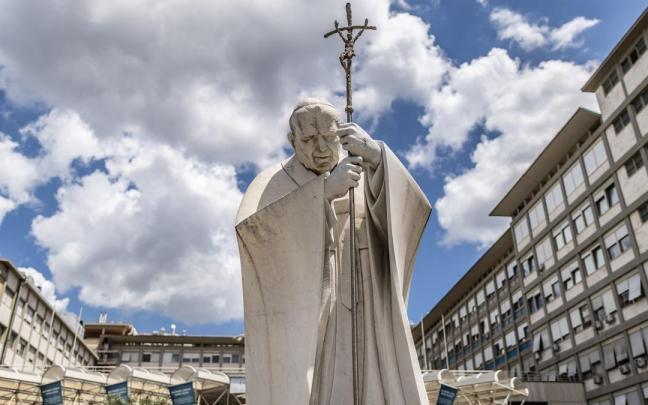 Una estatua del Papa Juan Pablo II frente al hospital Gemelli, donde se encuentra ingresado el Papa Francisco.