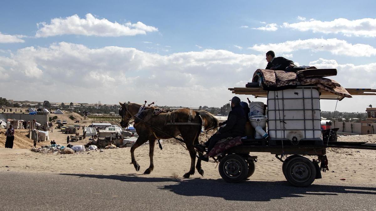 Refugiados palestinos se preparan para abandonar Rafah.