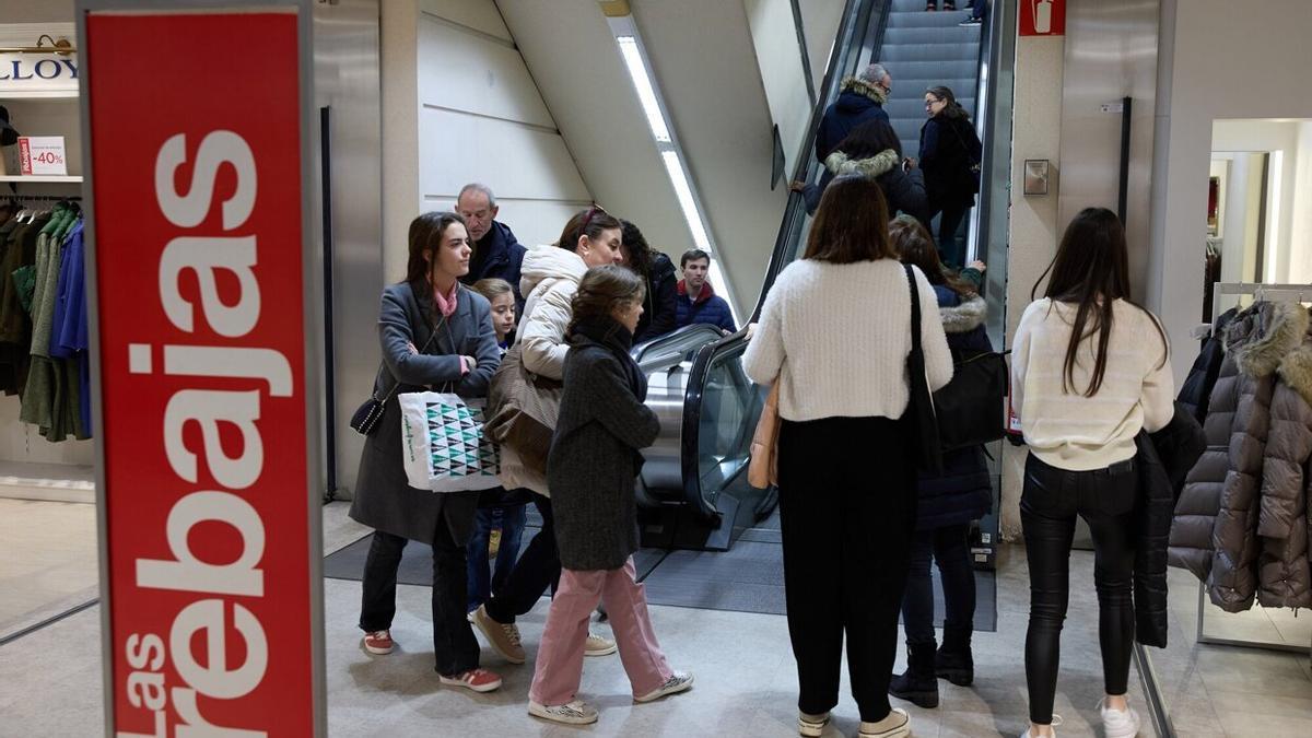 Clientes en El Corte Inglés de Pamplona.