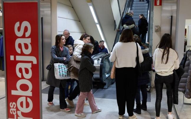 Clientes en El Corte Inglés de Pamplona.
