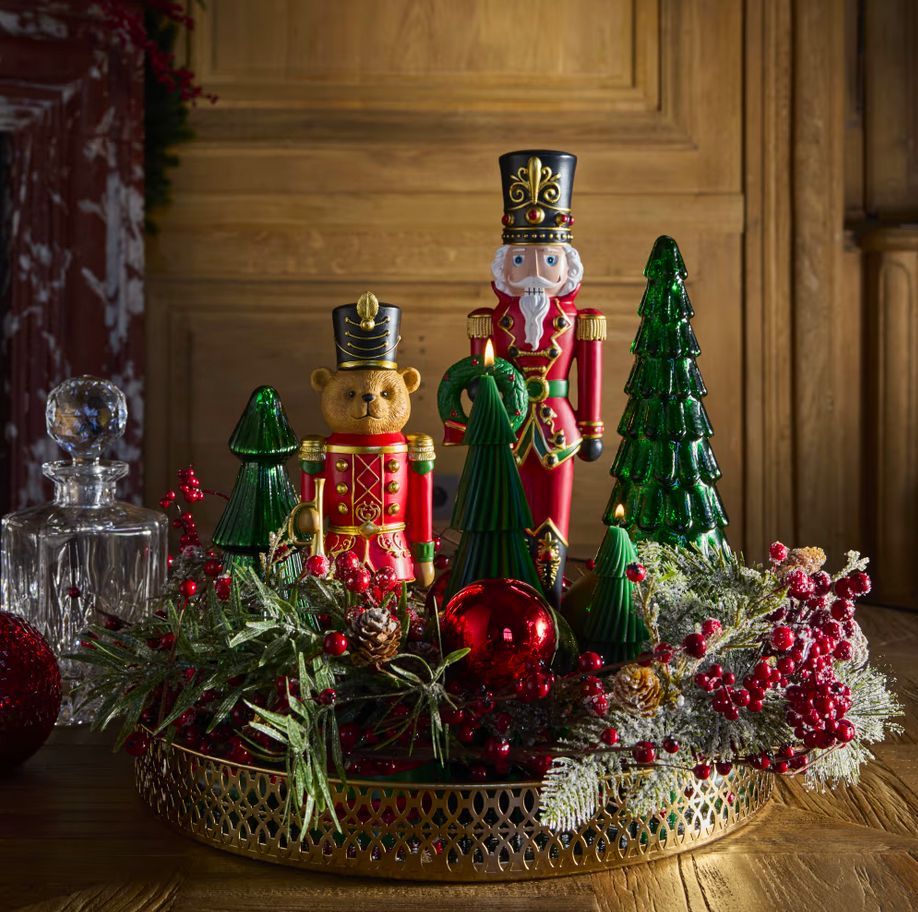 Improvisado y original centro de mesa sobre una bandeja.