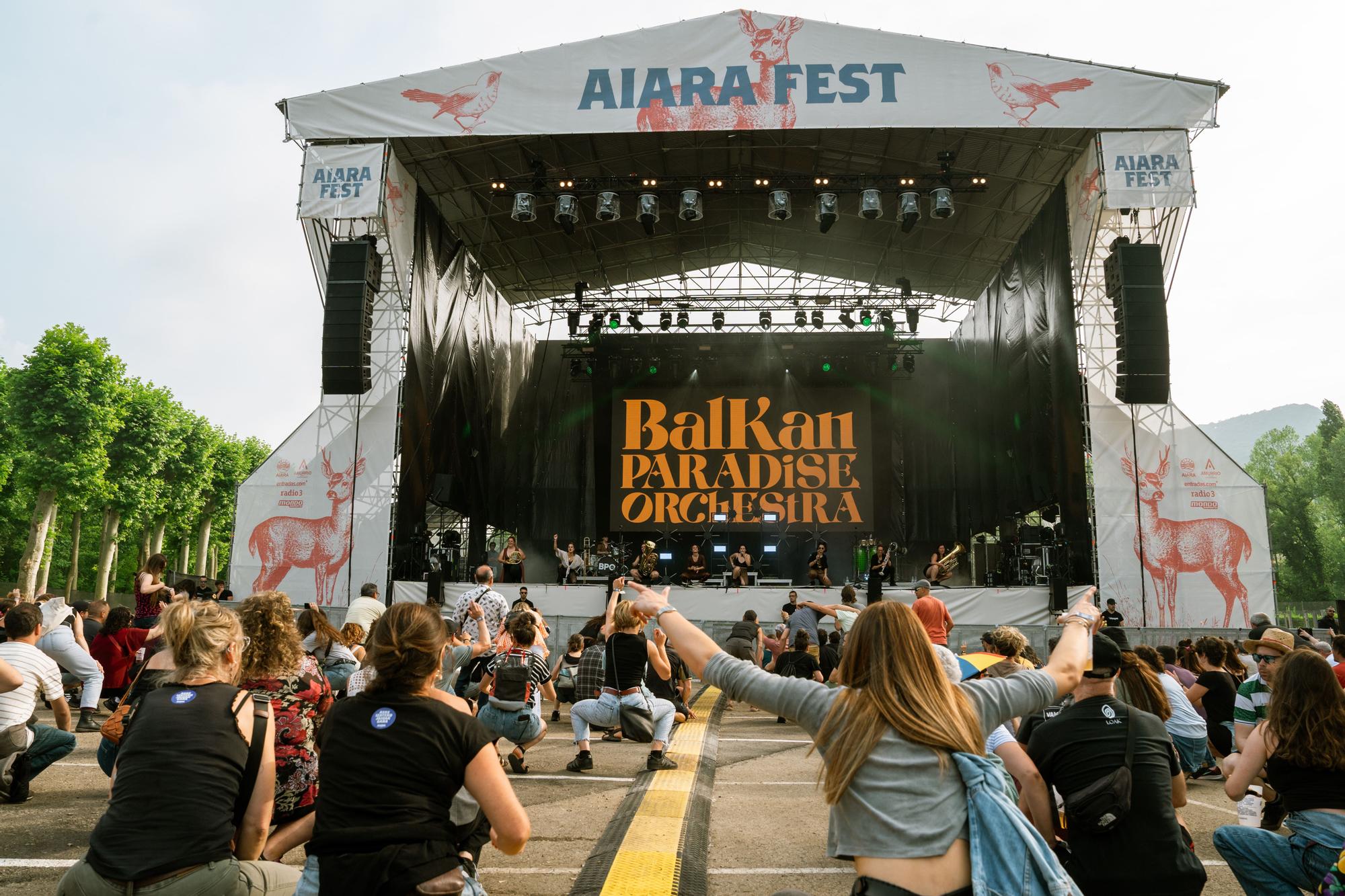 Escenario principal de Aiara Fest durante la actuación de Balkan Paradise Orchestra